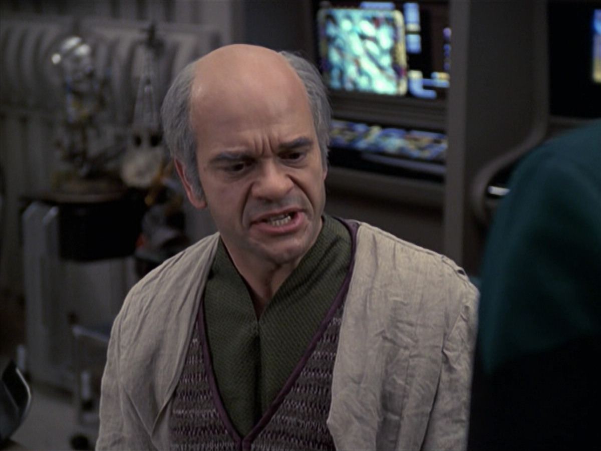 extant_StarTrek_VOY_6x24-LifeLine_01411.jpg