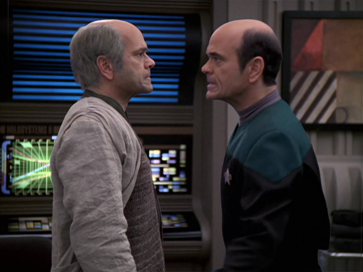 extant_StarTrek_VOY_6x24-LifeLine_01440.jpg
