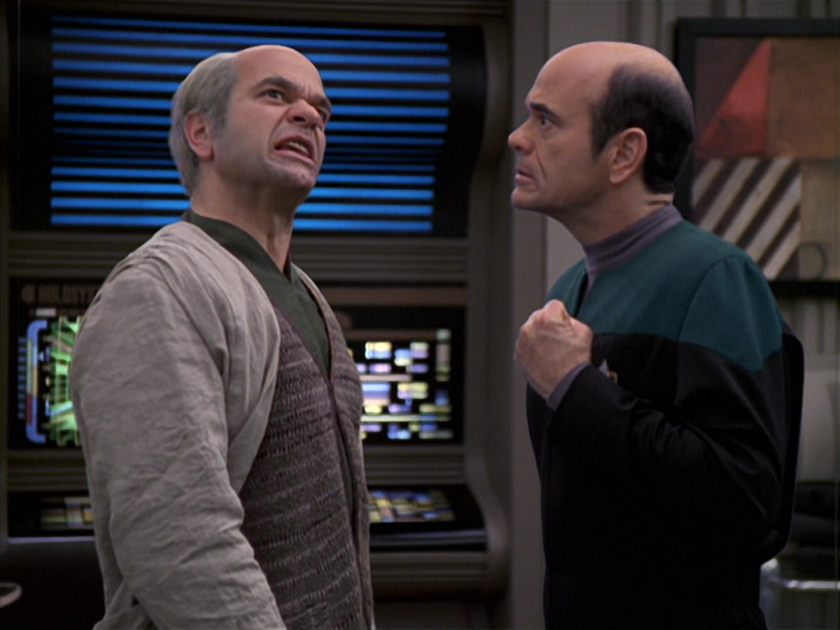extant_StarTrek_VOY_6x24-LifeLine_01449.jpg
