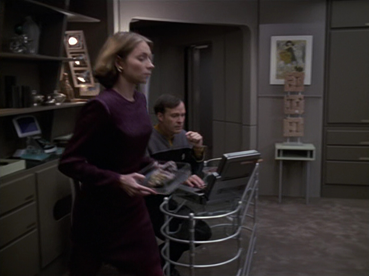 extant_StarTrek_VOY_6x24-LifeLine_01471.jpg