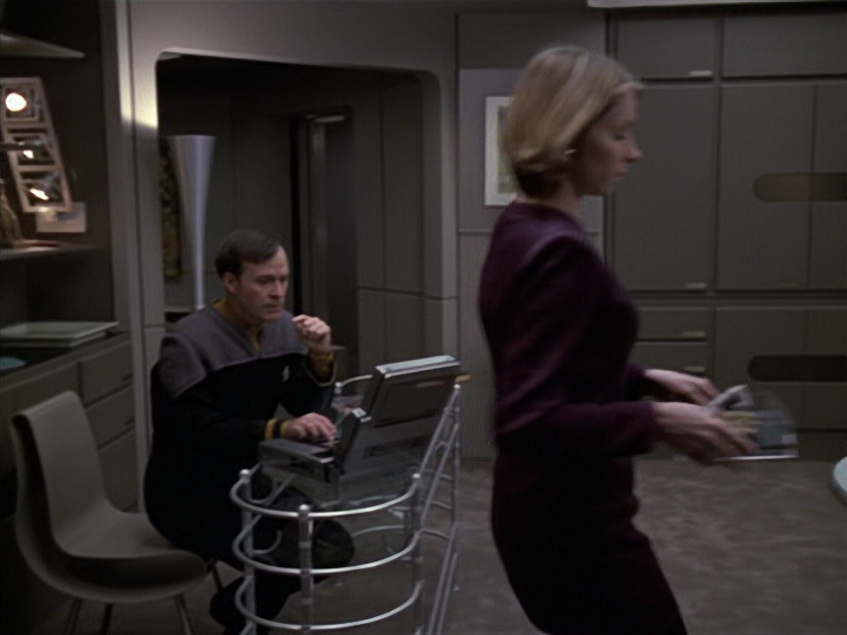 extant_StarTrek_VOY_6x24-LifeLine_01472.jpg