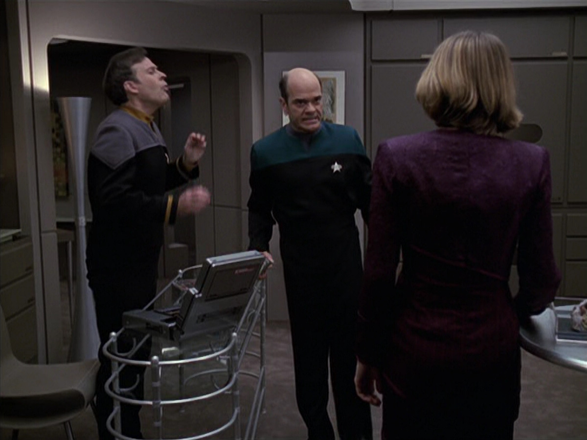 extant_StarTrek_VOY_6x24-LifeLine_01476.jpg