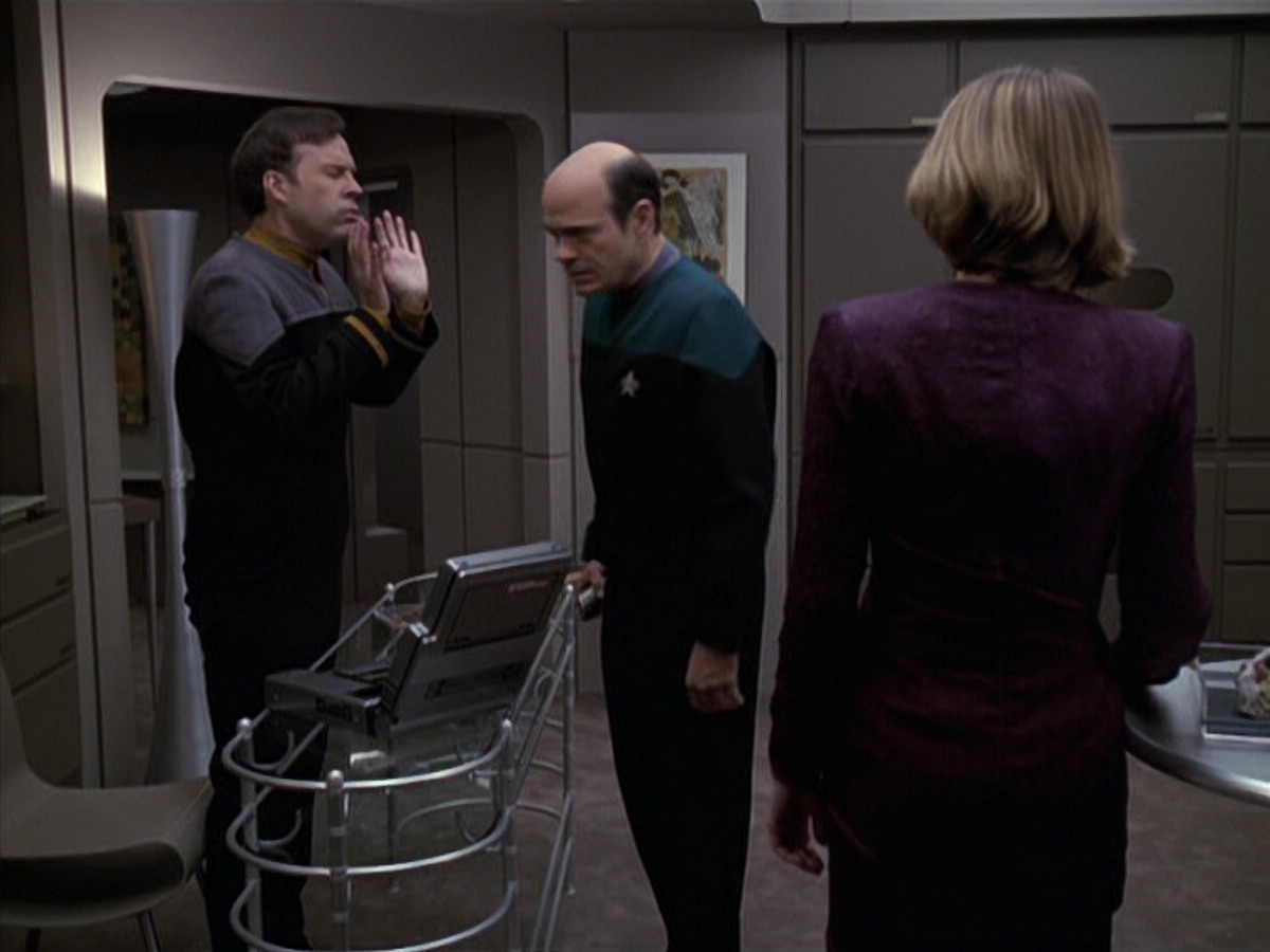 extant_StarTrek_VOY_6x24-LifeLine_01477.jpg