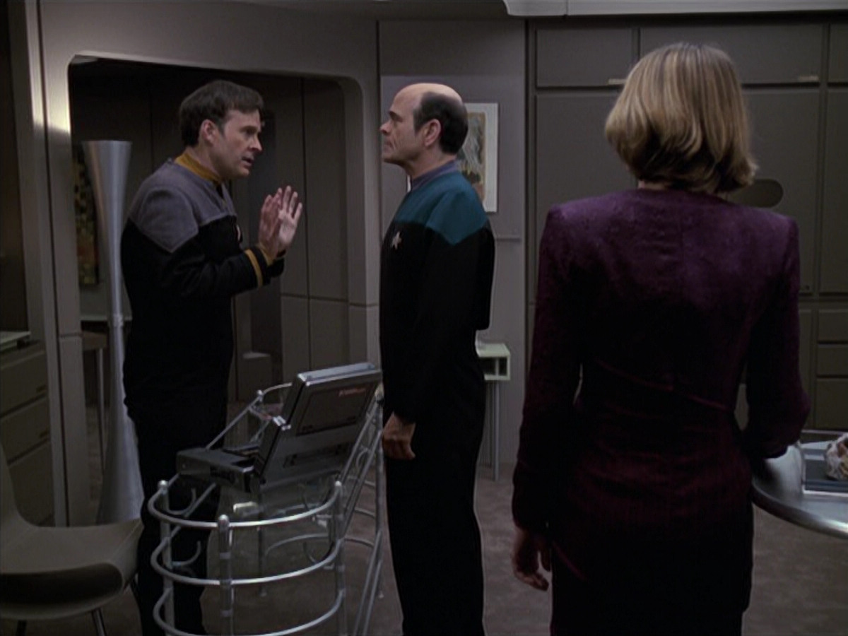 extant_StarTrek_VOY_6x24-LifeLine_01478.jpg