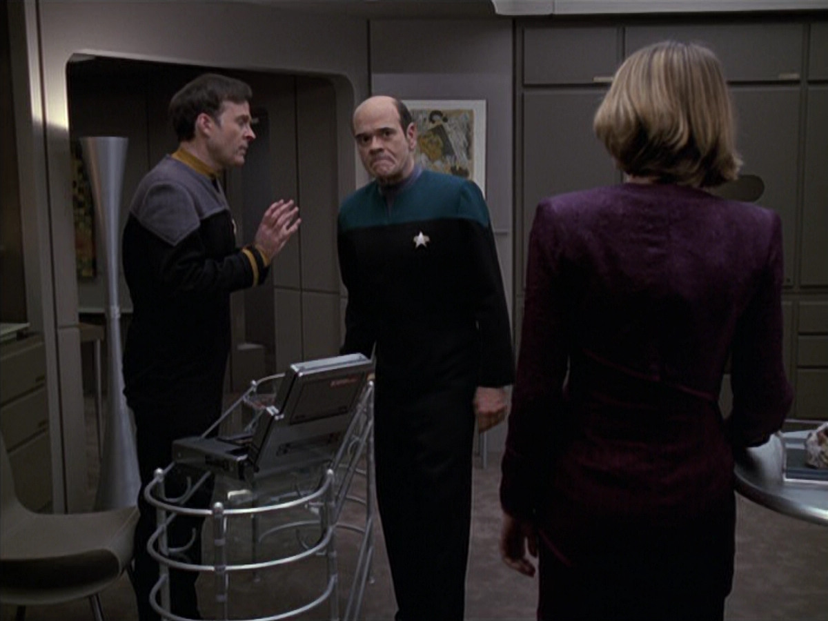 extant_StarTrek_VOY_6x24-LifeLine_01479.jpg