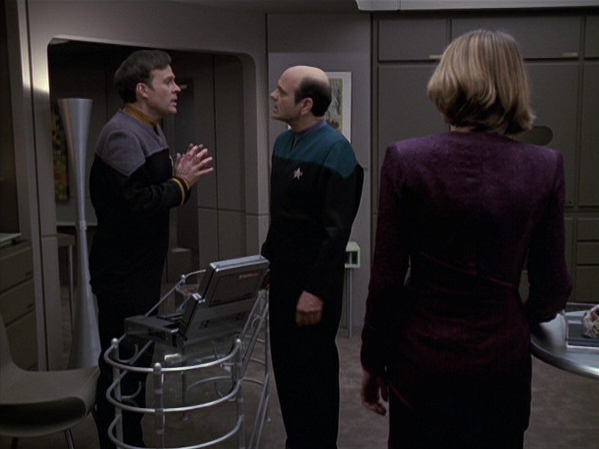 extant_StarTrek_VOY_6x24-LifeLine_01480.jpg