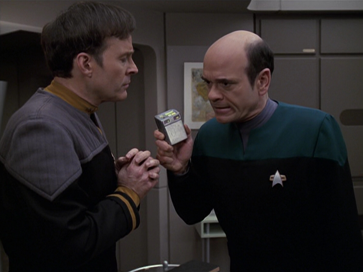 extant_StarTrek_VOY_6x24-LifeLine_01483.jpg