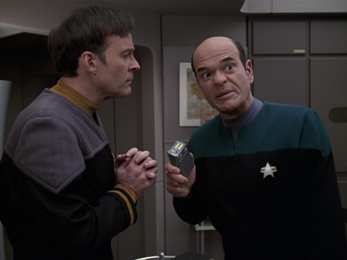 extant_StarTrek_VOY_6x24-LifeLine_01487.jpg