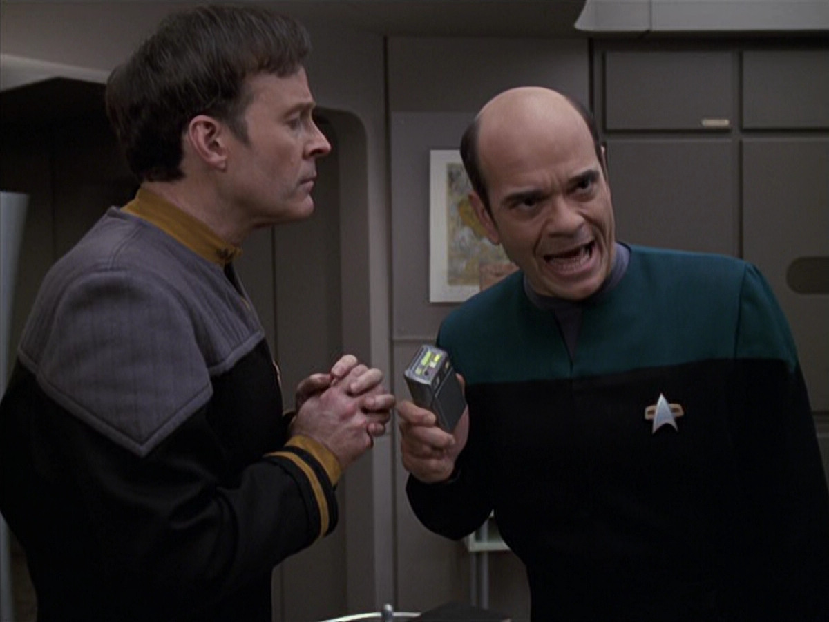 extant_StarTrek_VOY_6x24-LifeLine_01488.jpg