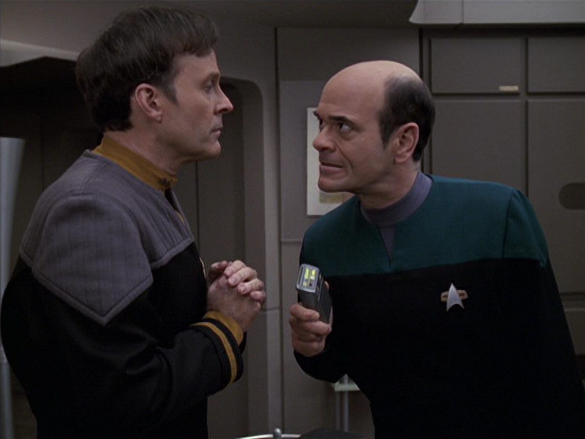 extant_StarTrek_VOY_6x24-LifeLine_01495.jpg