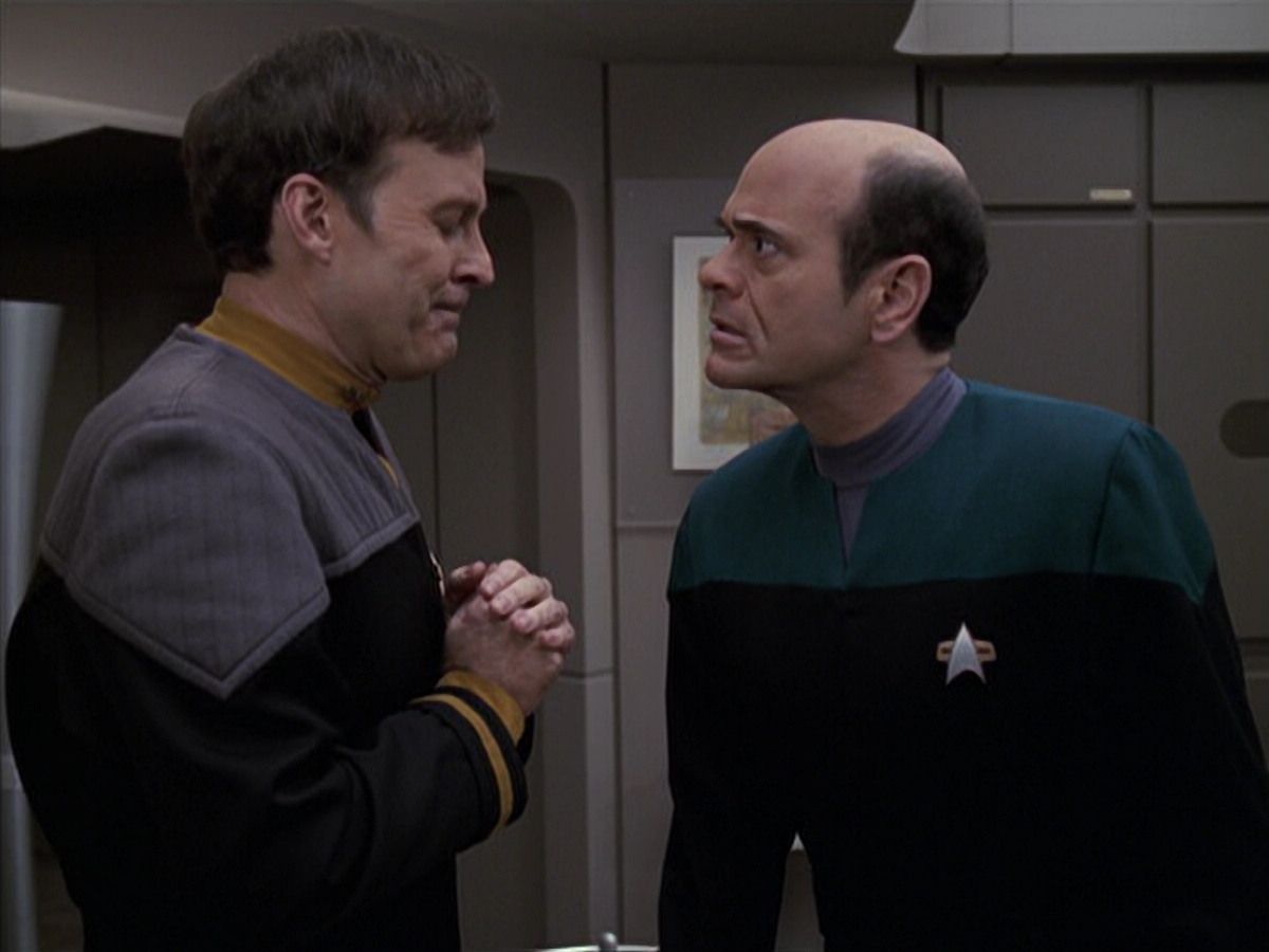 extant_StarTrek_VOY_6x24-LifeLine_01500.jpg