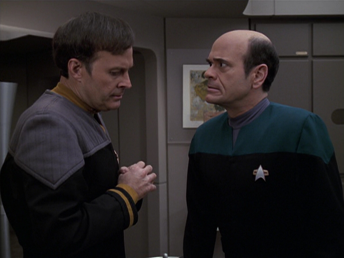 extant_StarTrek_VOY_6x24-LifeLine_01505.jpg