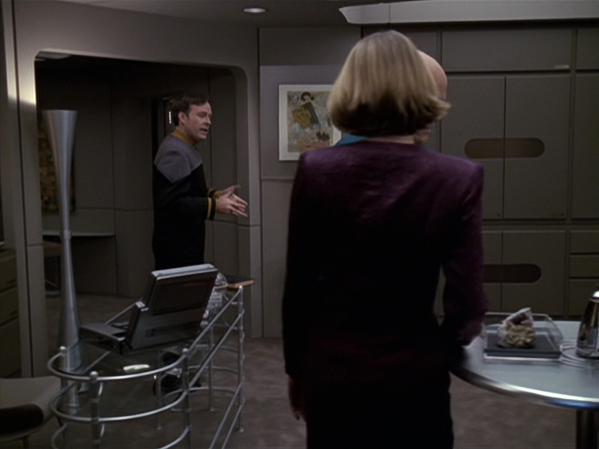 extant_StarTrek_VOY_6x24-LifeLine_01516.jpg