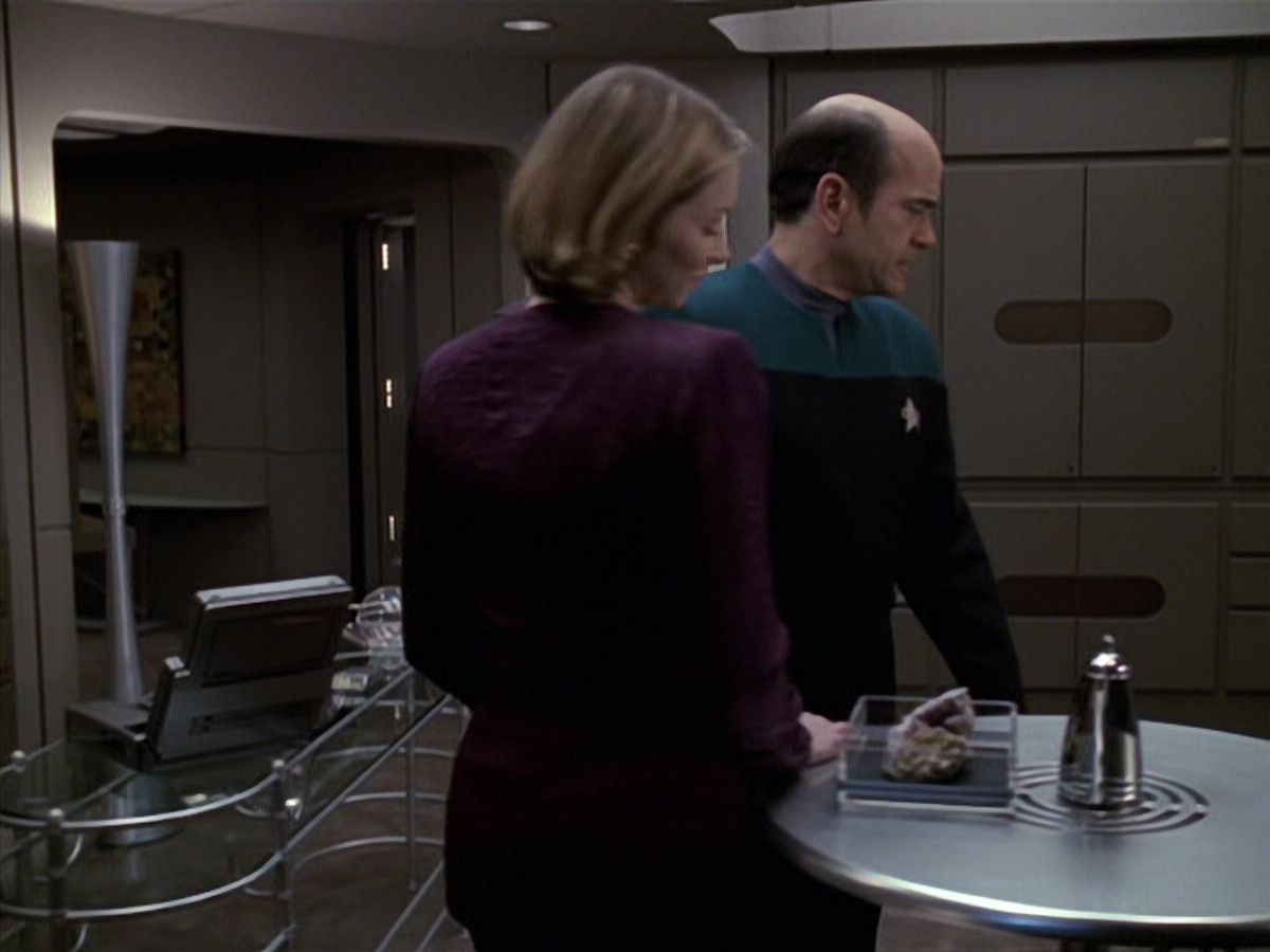 extant_StarTrek_VOY_6x24-LifeLine_01517.jpg