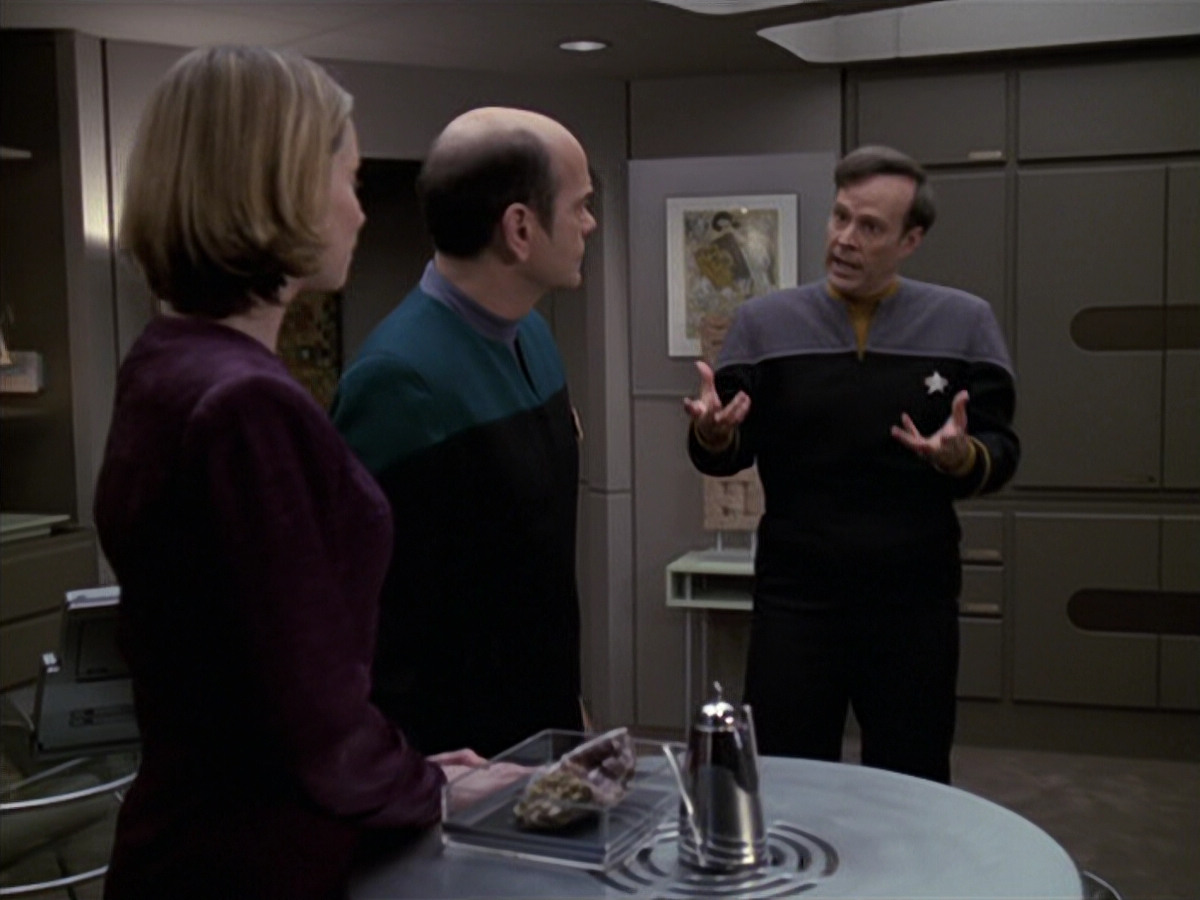 extant_StarTrek_VOY_6x24-LifeLine_01519.jpg