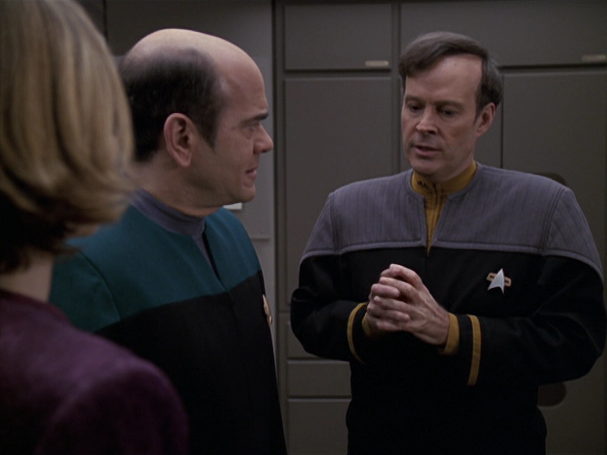 extant_StarTrek_VOY_6x24-LifeLine_01540.jpg