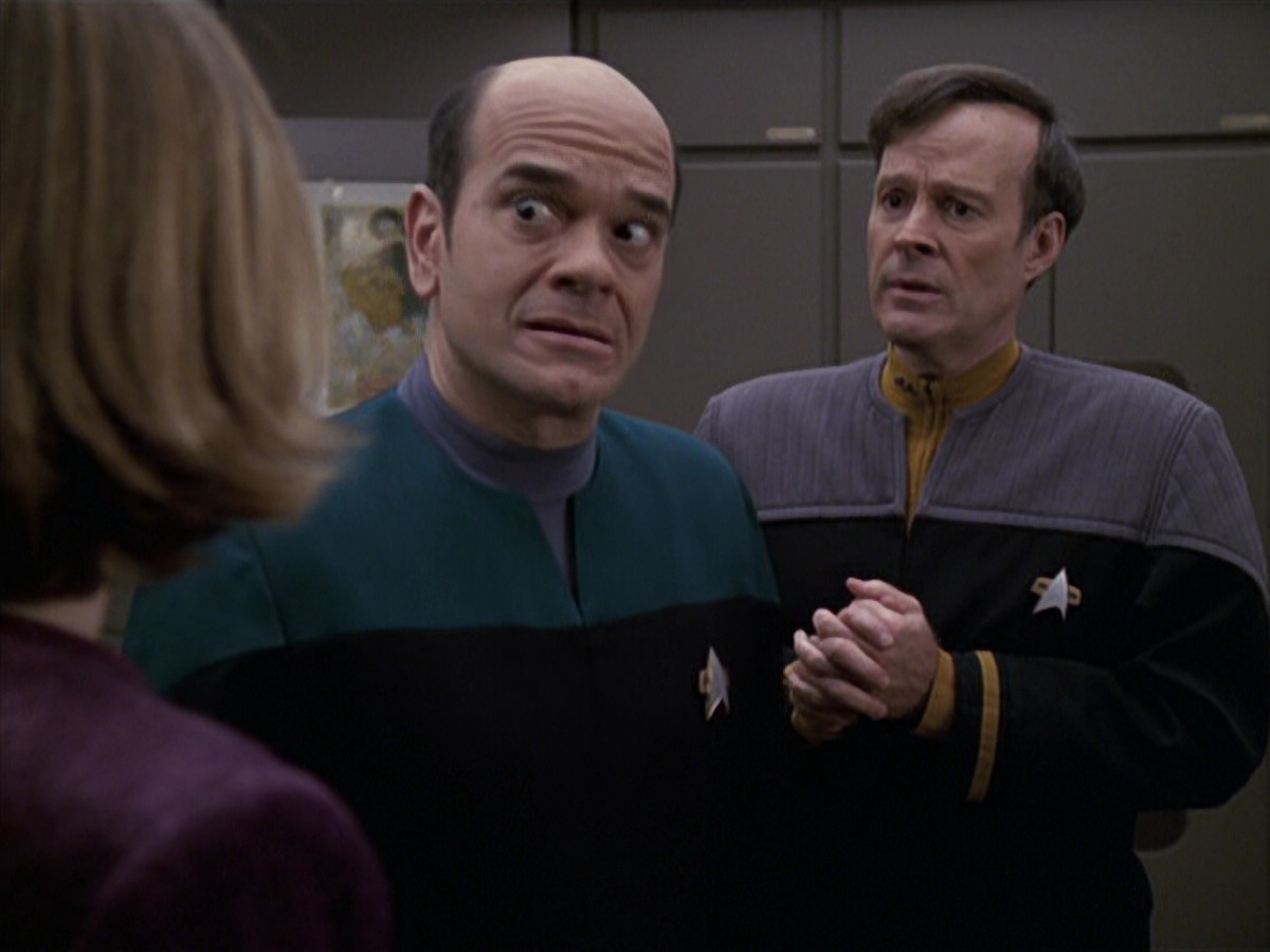 extant_StarTrek_VOY_6x24-LifeLine_01549.jpg