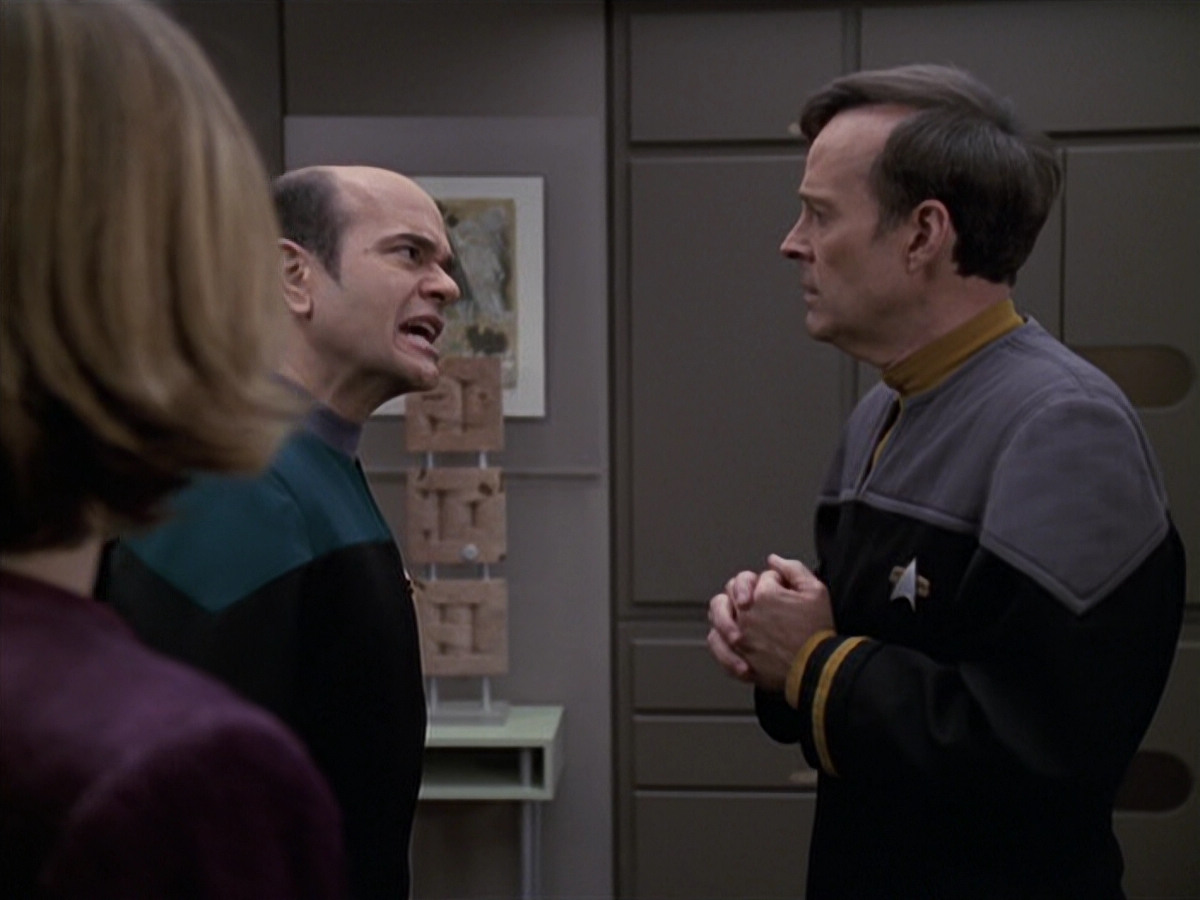 extant_StarTrek_VOY_6x24-LifeLine_01552.jpg