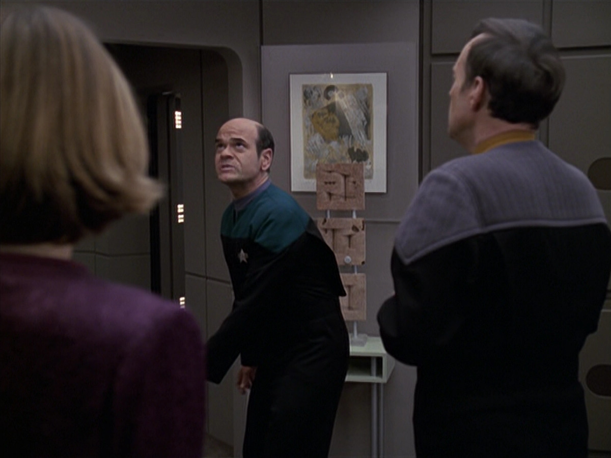 extant_StarTrek_VOY_6x24-LifeLine_01559.jpg