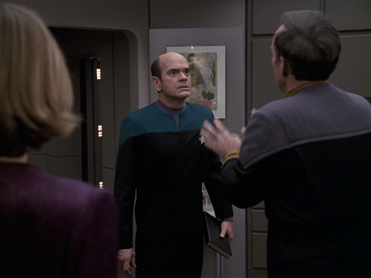 extant_StarTrek_VOY_6x24-LifeLine_01568.jpg