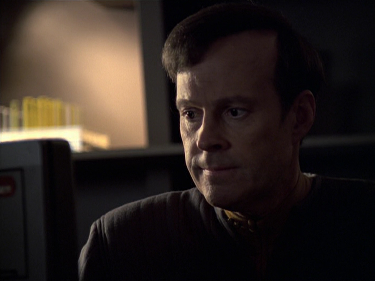 extant_StarTrek_VOY_6x24-LifeLine_01640.jpg