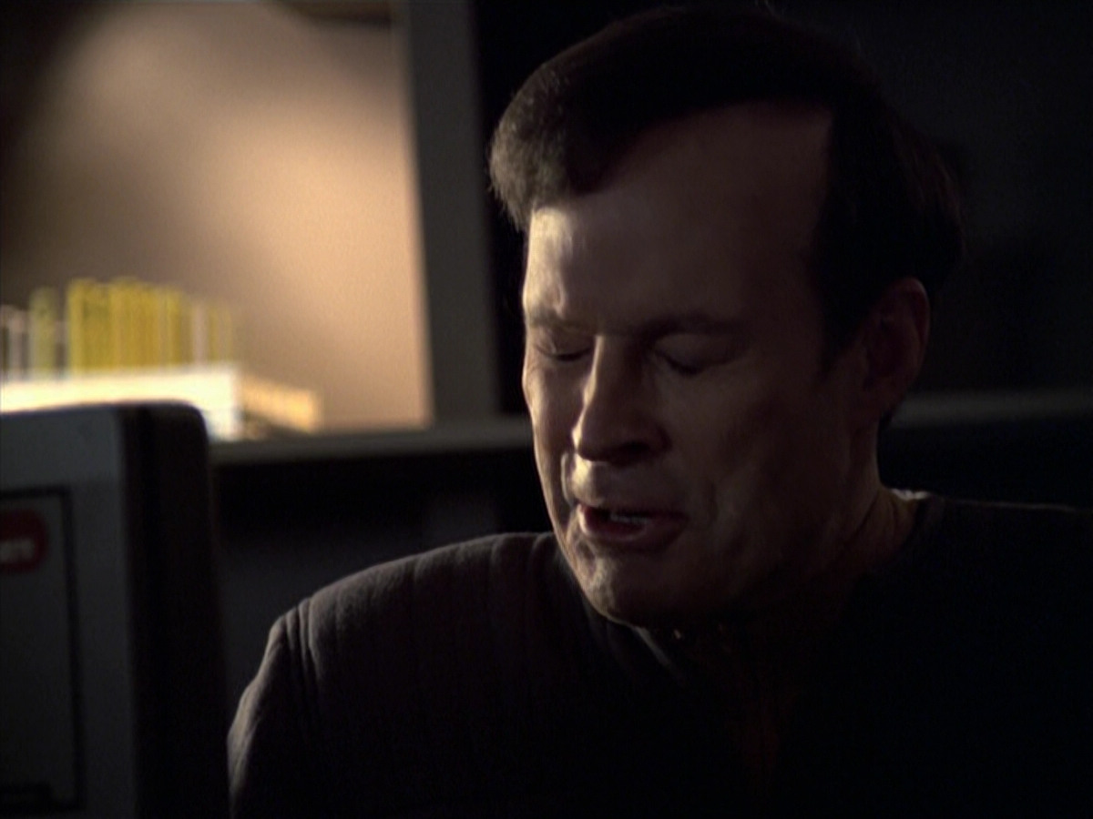 extant_StarTrek_VOY_6x24-LifeLine_01655.jpg