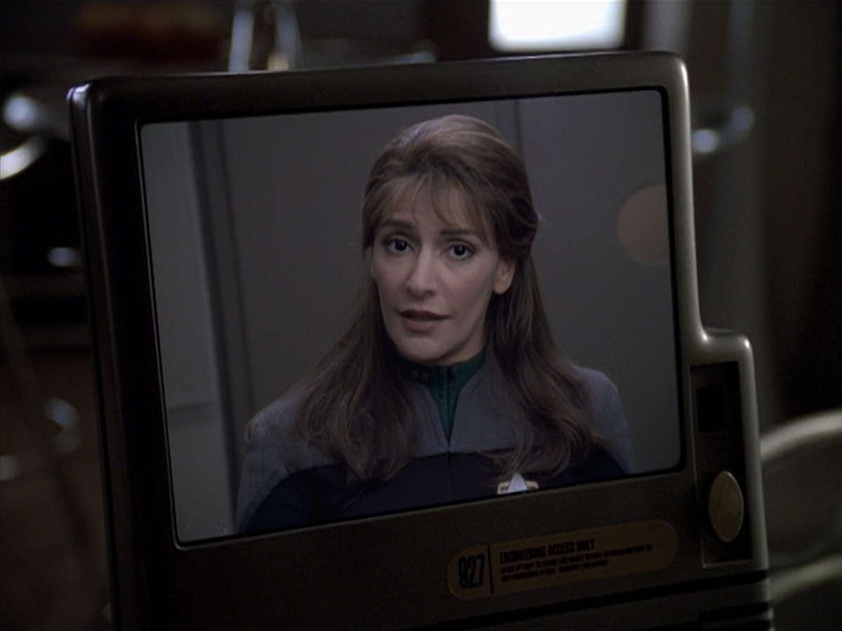 extant_StarTrek_VOY_6x24-LifeLine_01666.jpg