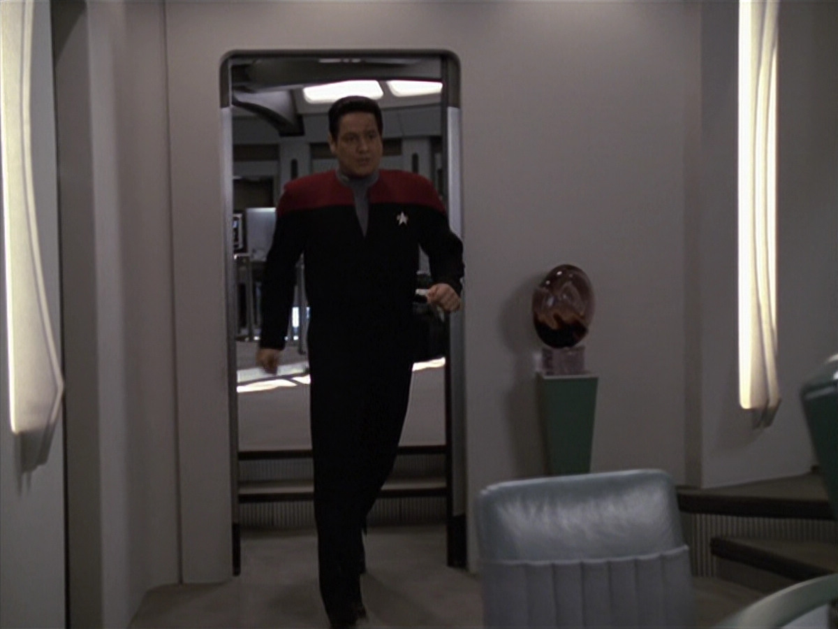 extant_StarTrek_VOY_6x24-LifeLine_01690.jpg