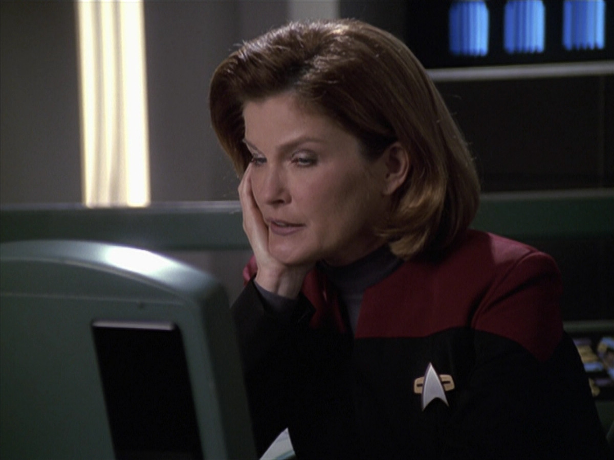 extant_StarTrek_VOY_6x24-LifeLine_01696.jpg