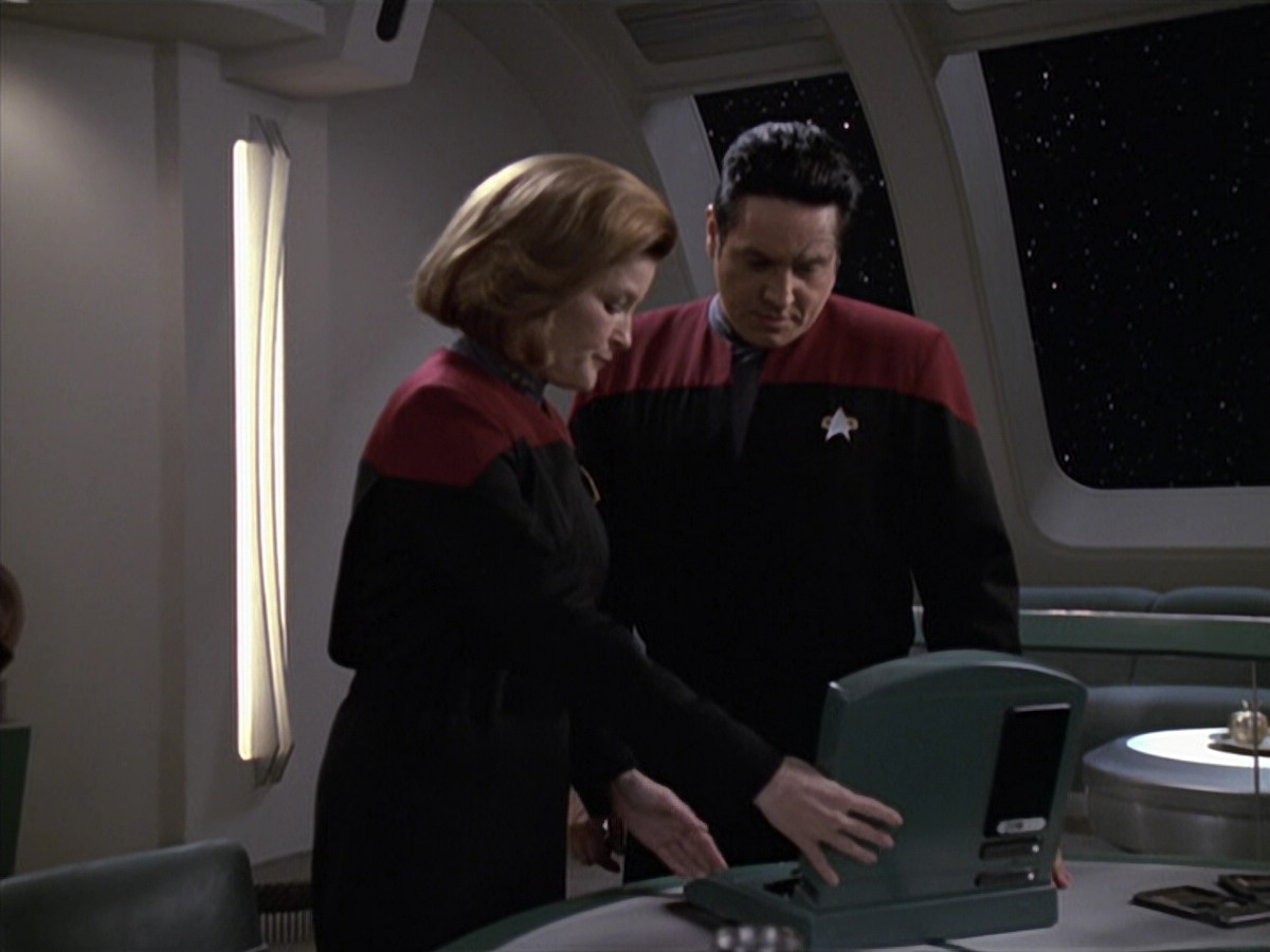 extant_StarTrek_VOY_6x24-LifeLine_01754.jpg