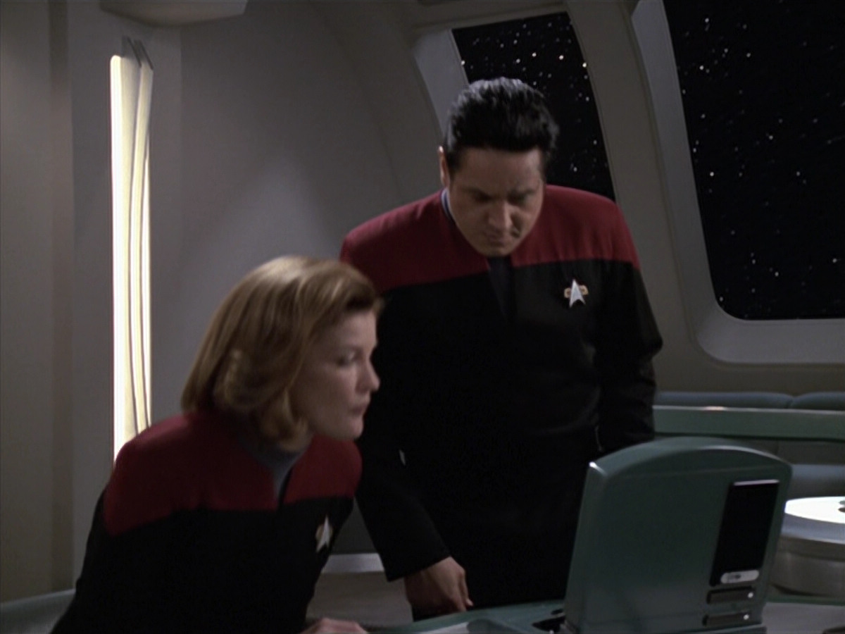 extant_StarTrek_VOY_6x24-LifeLine_01757.jpg