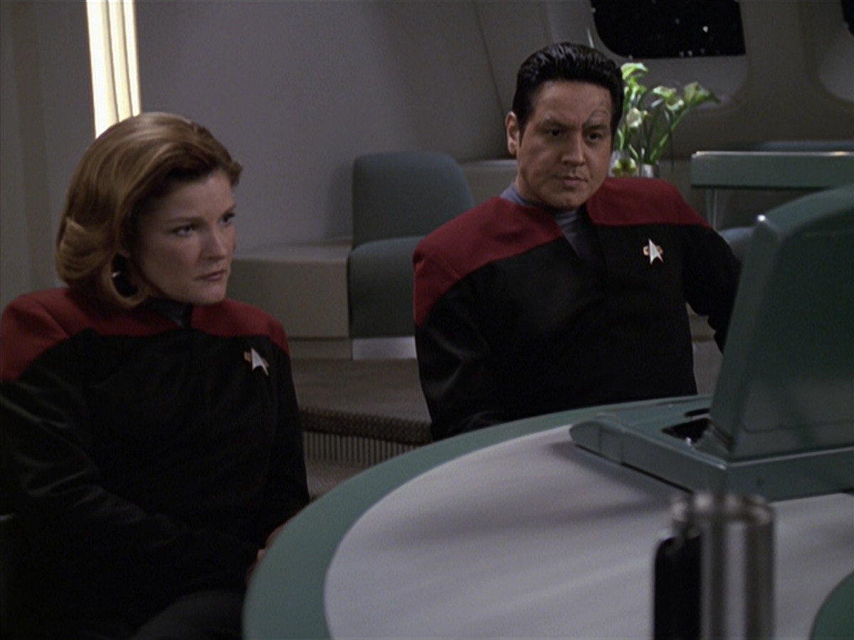 extant_StarTrek_VOY_6x24-LifeLine_01761.jpg