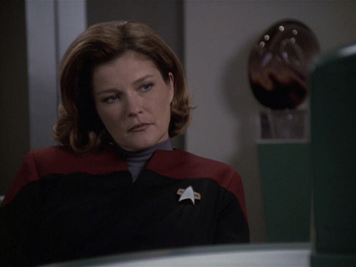 extant_StarTrek_VOY_6x24-LifeLine_01767.jpg