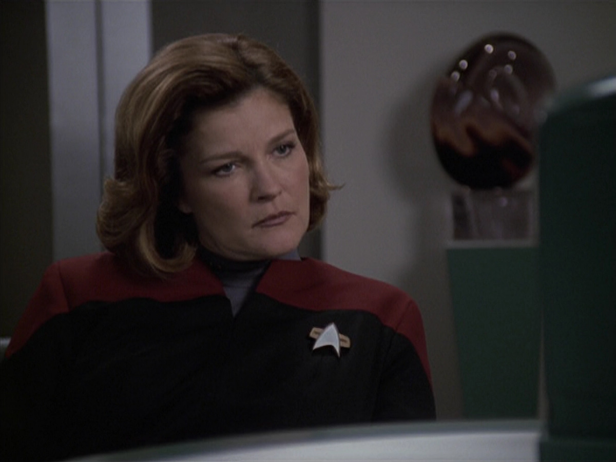 extant_StarTrek_VOY_6x24-LifeLine_01780.jpg