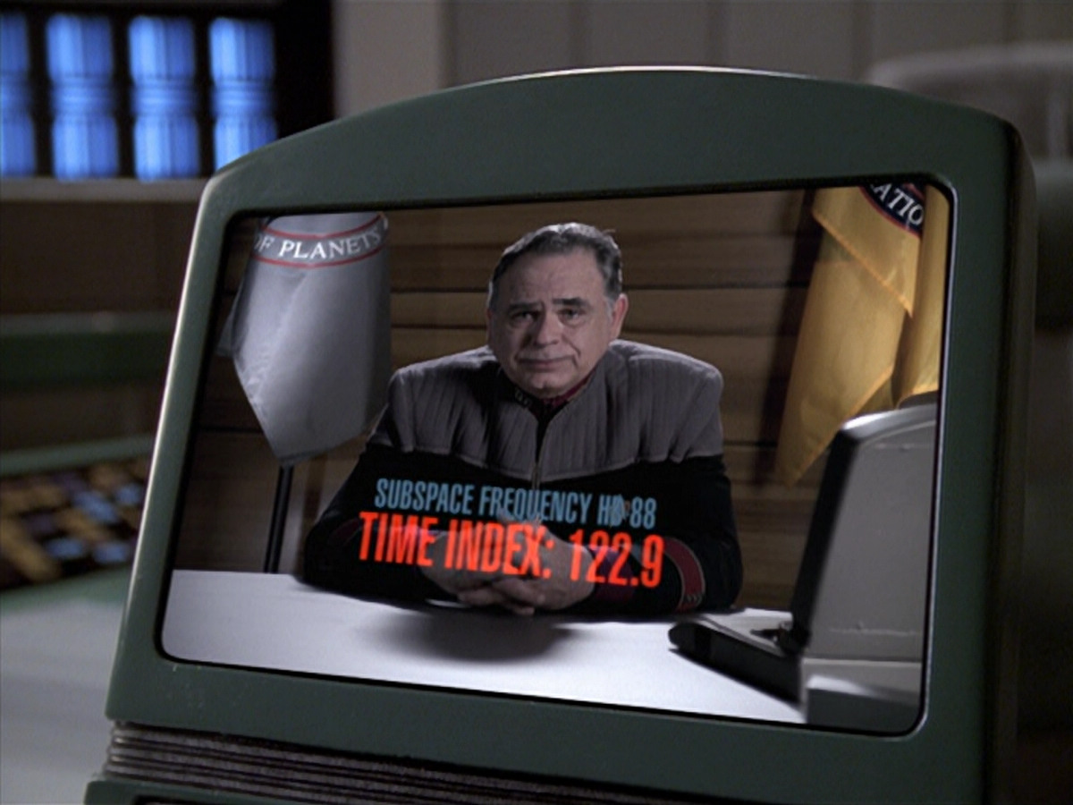 extant_StarTrek_VOY_6x24-LifeLine_01790.jpg
