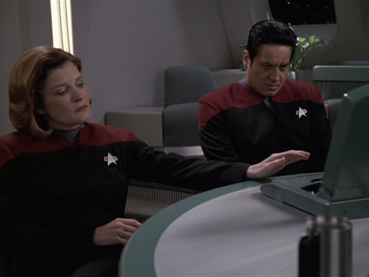 extant_StarTrek_VOY_6x24-LifeLine_01792.jpg
