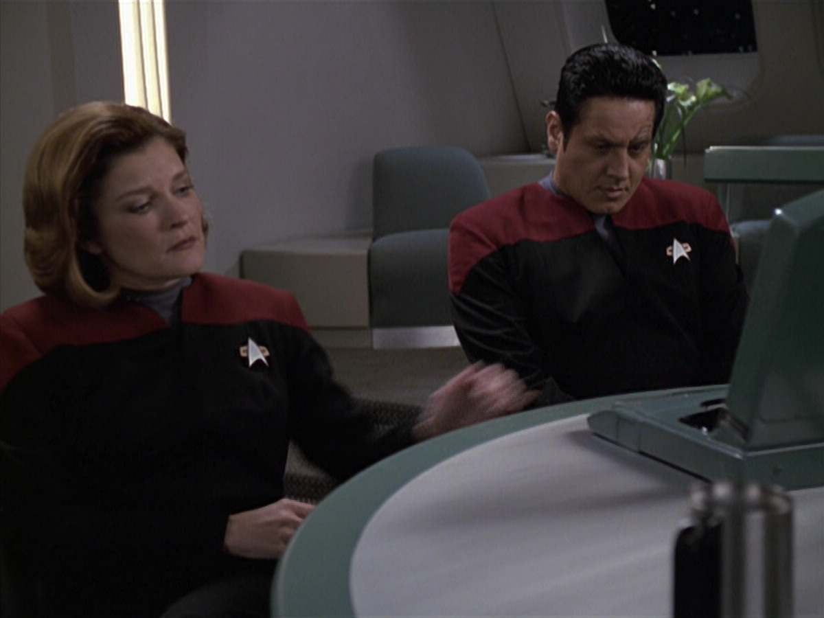 extant_StarTrek_VOY_6x24-LifeLine_01794.jpg