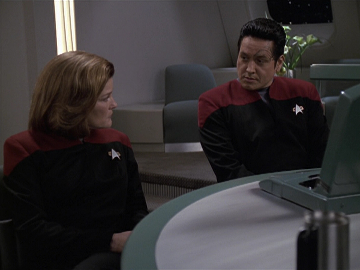extant_StarTrek_VOY_6x24-LifeLine_01799.jpg