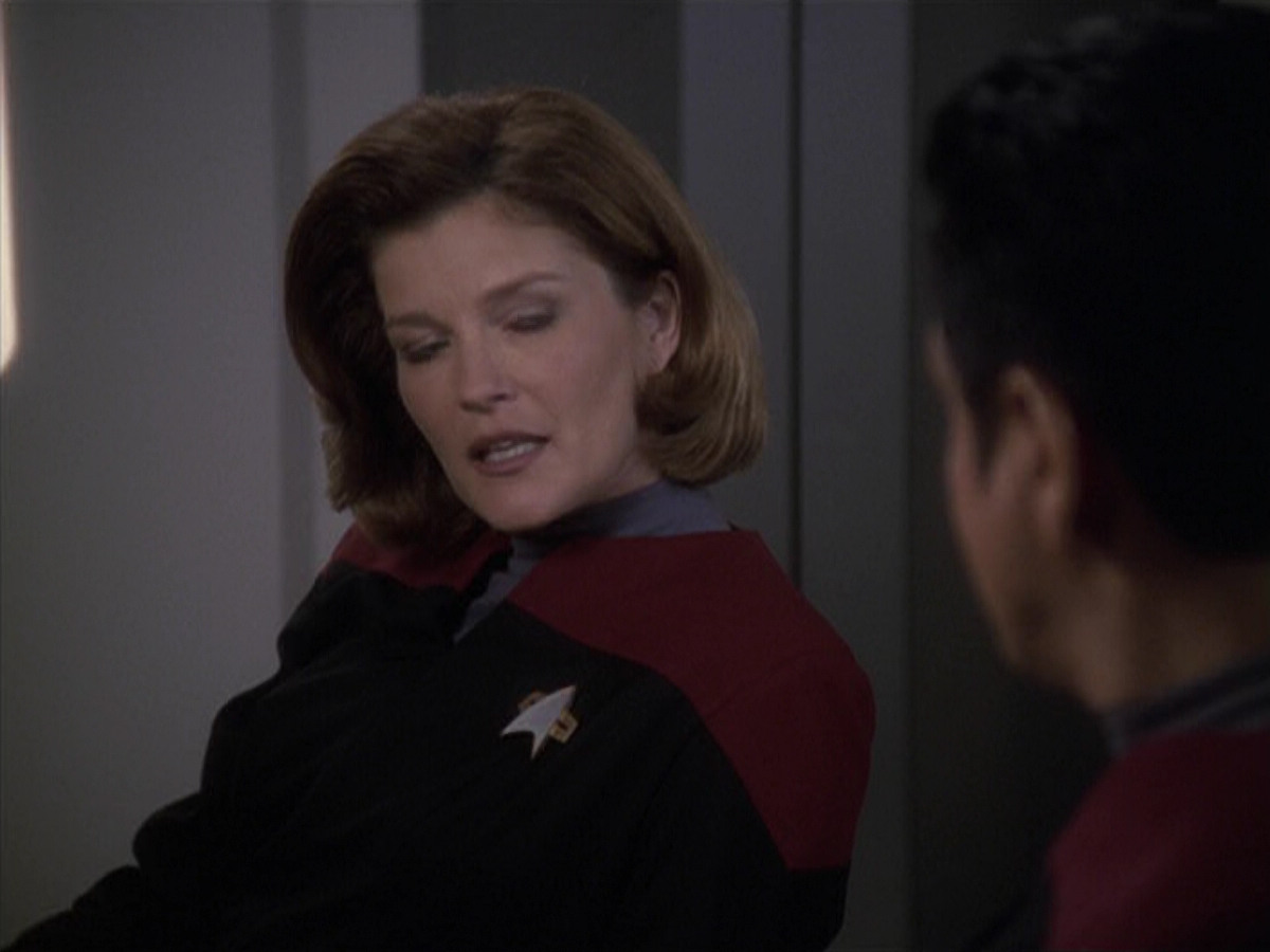 extant_StarTrek_VOY_6x24-LifeLine_01802.jpg