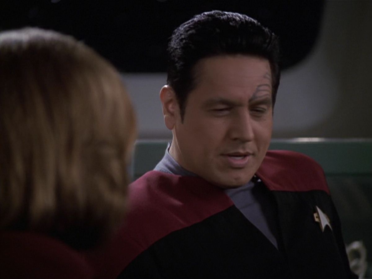 extant_StarTrek_VOY_6x24-LifeLine_01823.jpg
