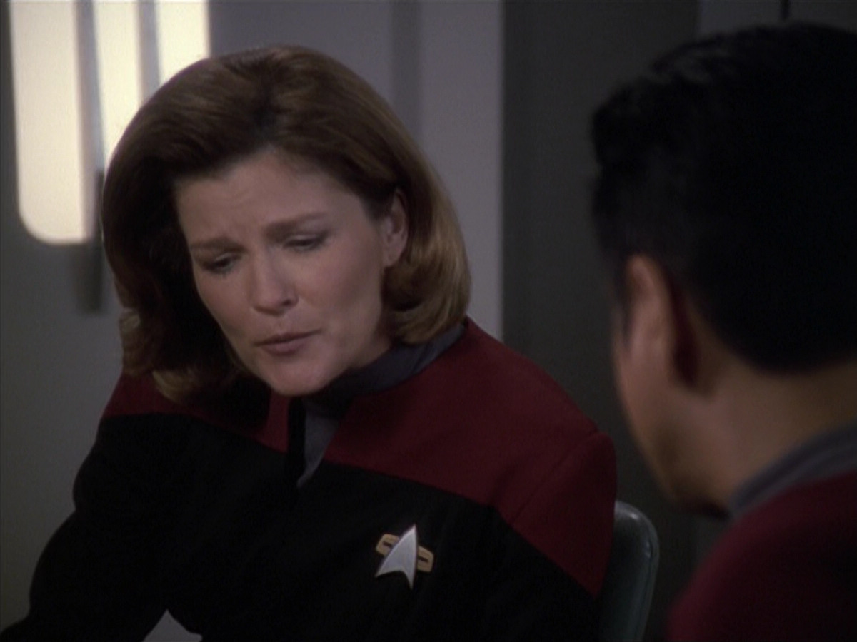 extant_StarTrek_VOY_6x24-LifeLine_01836.jpg
