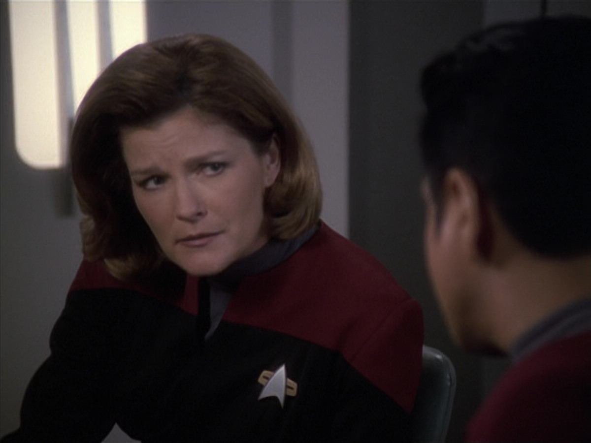 extant_StarTrek_VOY_6x24-LifeLine_01839.jpg