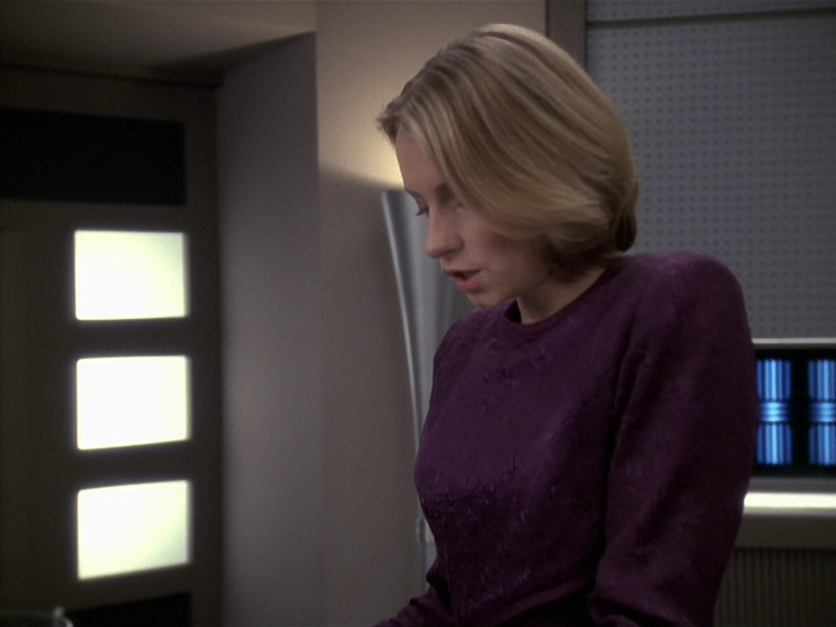extant_StarTrek_VOY_6x24-LifeLine_01859.jpg