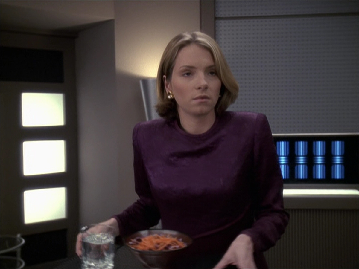 extant_StarTrek_VOY_6x24-LifeLine_01861.jpg