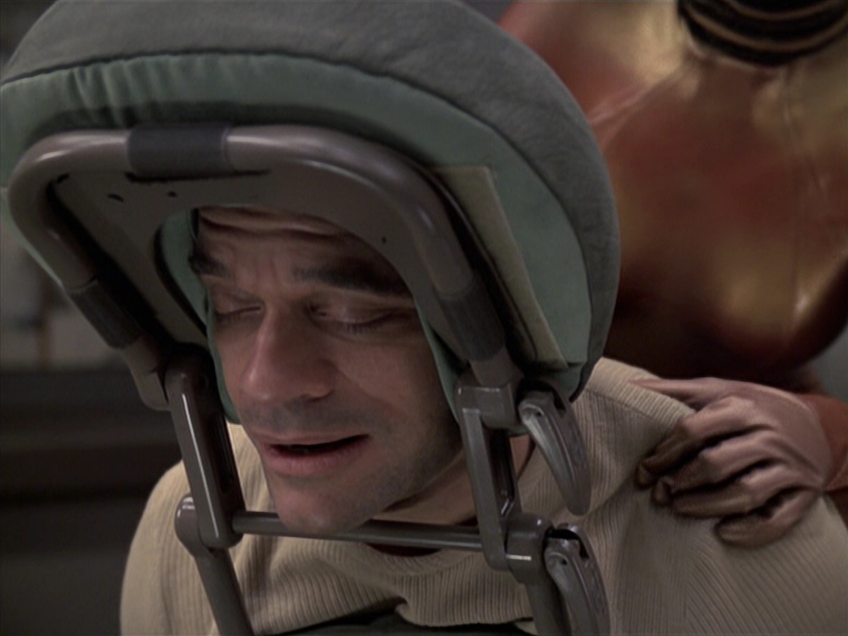 extant_StarTrek_VOY_6x24-LifeLine_01880.jpg