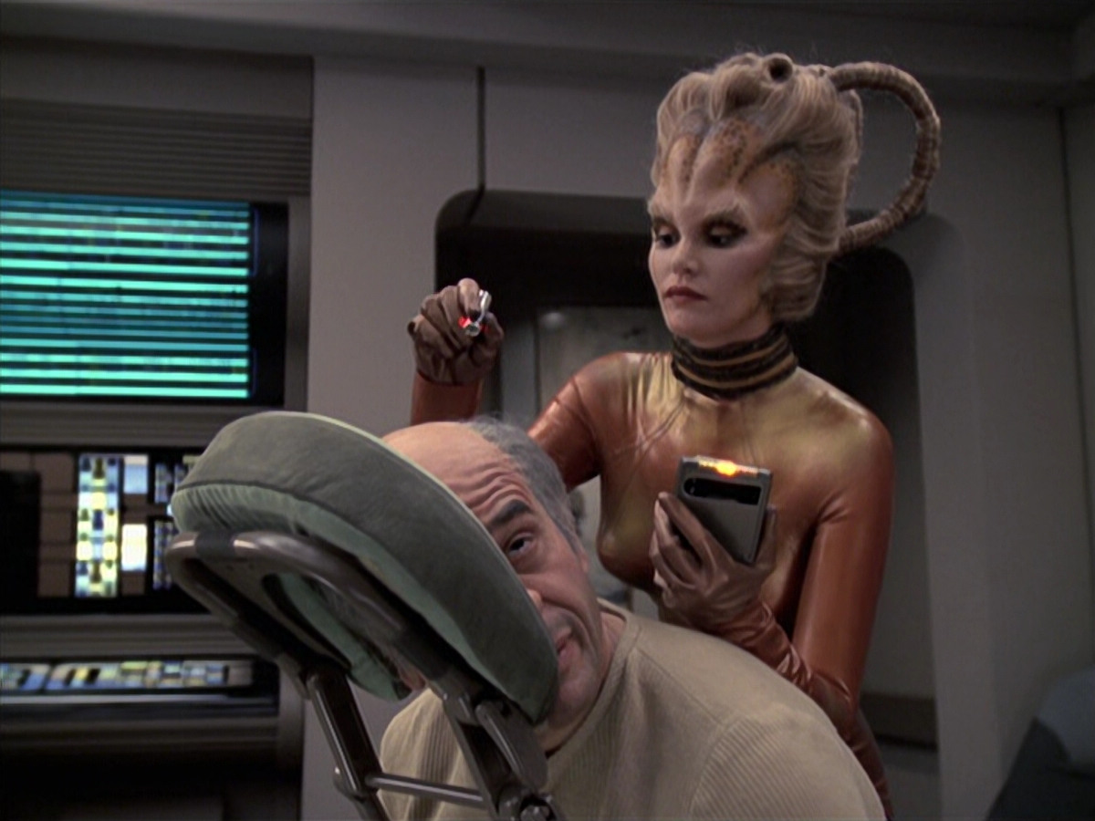 extant_StarTrek_VOY_6x24-LifeLine_01904.jpg