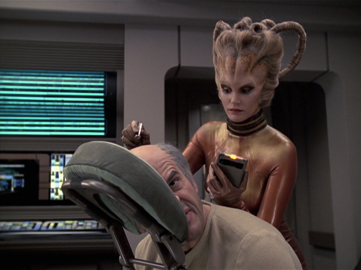 extant_StarTrek_VOY_6x24-LifeLine_01907.jpg