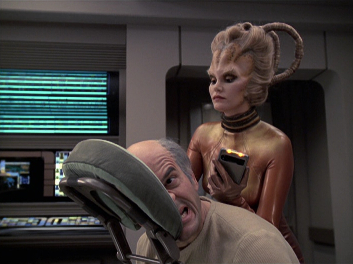 extant_StarTrek_VOY_6x24-LifeLine_01908.jpg