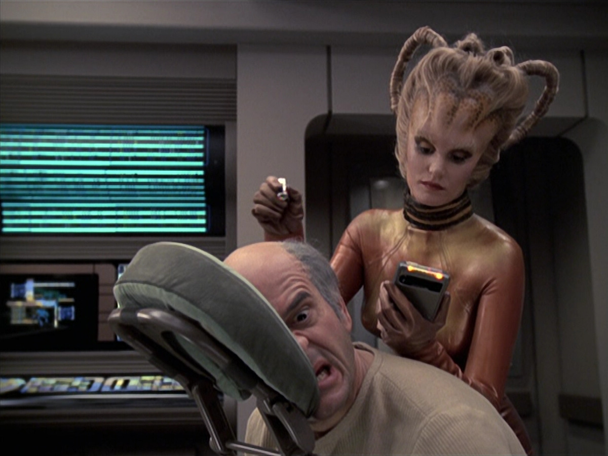 extant_StarTrek_VOY_6x24-LifeLine_01910.jpg