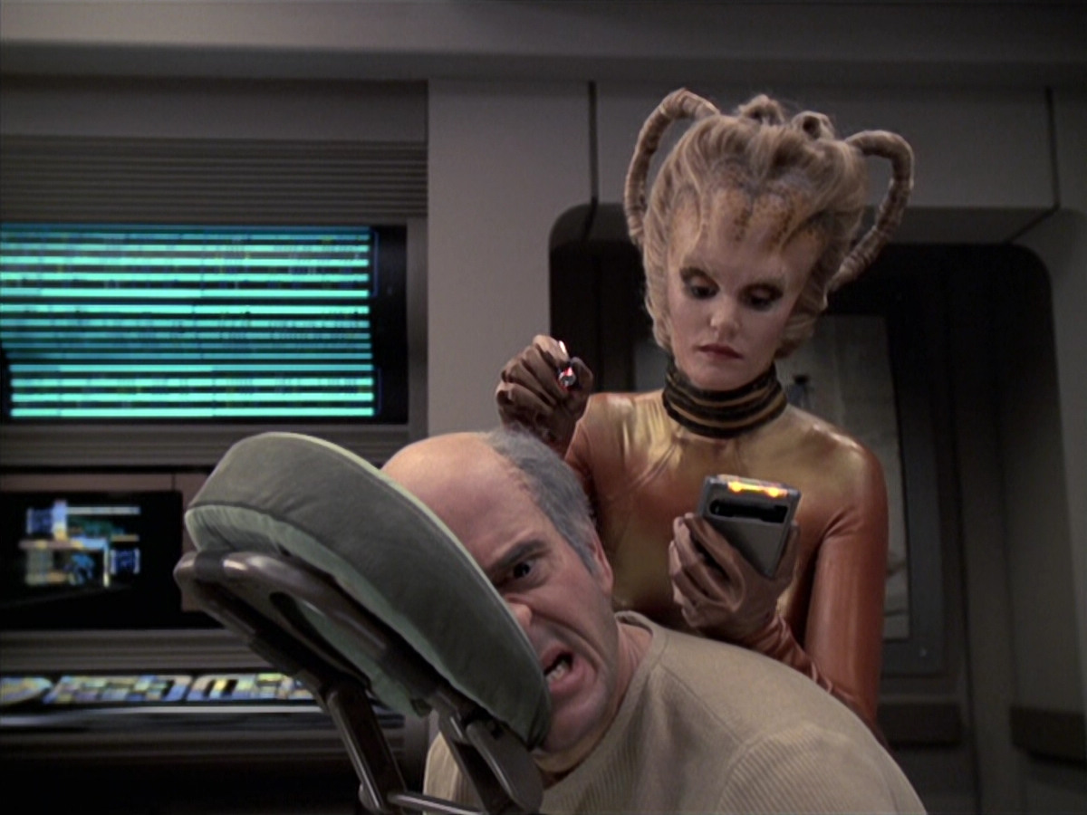 extant_StarTrek_VOY_6x24-LifeLine_01911.jpg